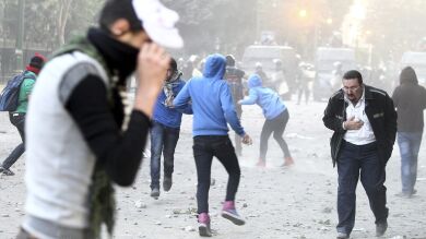 Miles de manifestantes acampan en la plaza de Tahrir para protestar contra Mursi