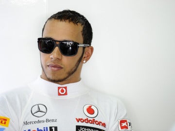 Hamilton se relaja en el box de McLaren