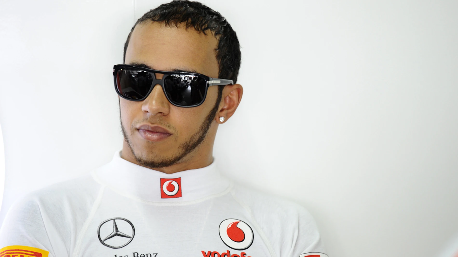 Hamilton se relaja en el box de McLaren