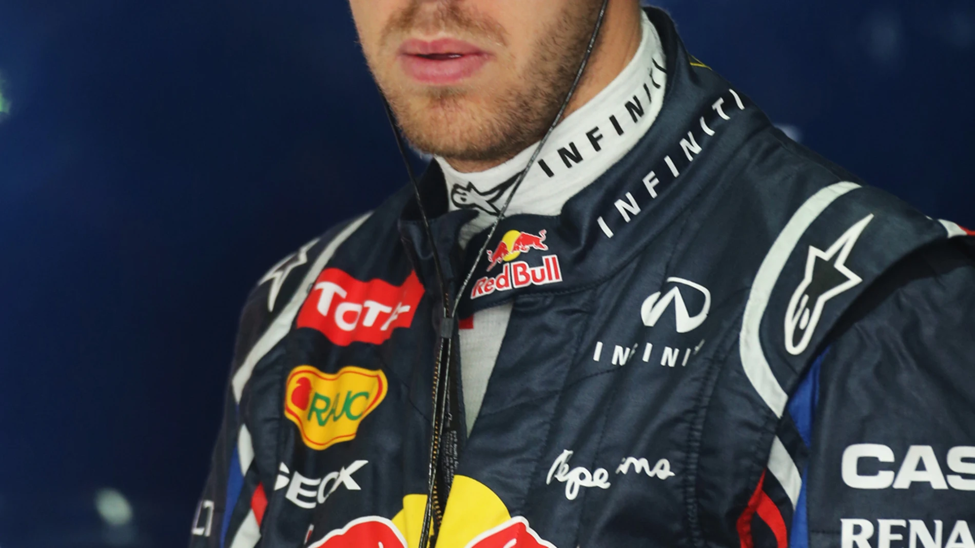 Vettel, en el garaje de Red Bull