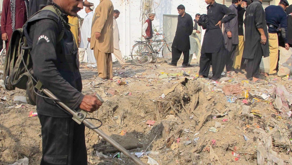 Oficial de la Policía pakistaní rastrea la zona donde explotó la bomba en Dera Ismail Khan