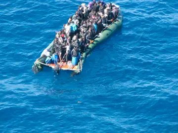 Una patera llega a Lampedusa Una patera llega a Lampedusa