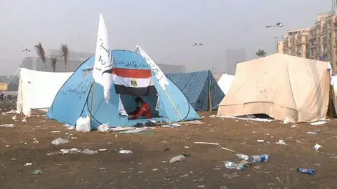 Una veintena de acampados presiona a Mursi Una veintena de acampados presiona a Mursi