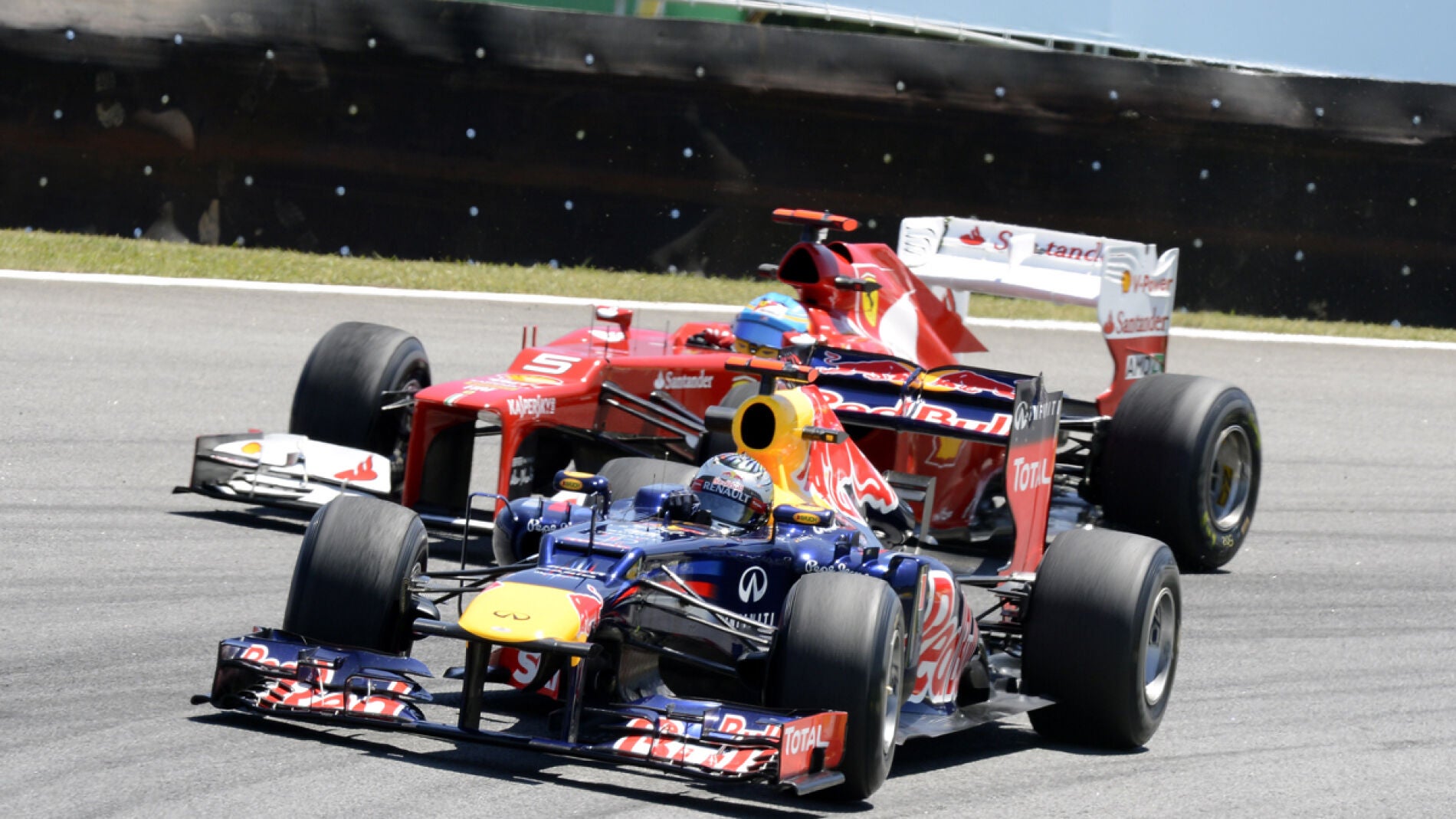 Alonso lucha con Vettel