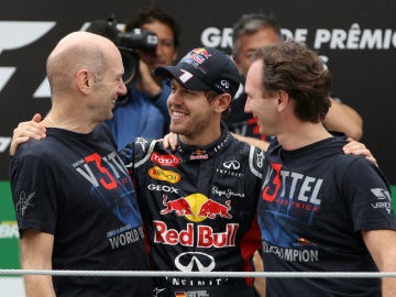 Vettel celebra el título con Newey y Horner