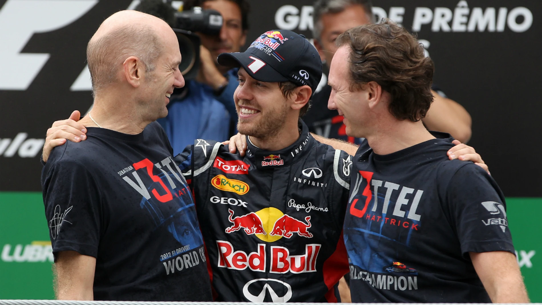 Vettel celebra el título con Newey y Horner
