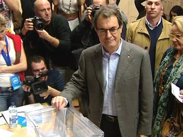 Artur Mas deposita su voto en la urna