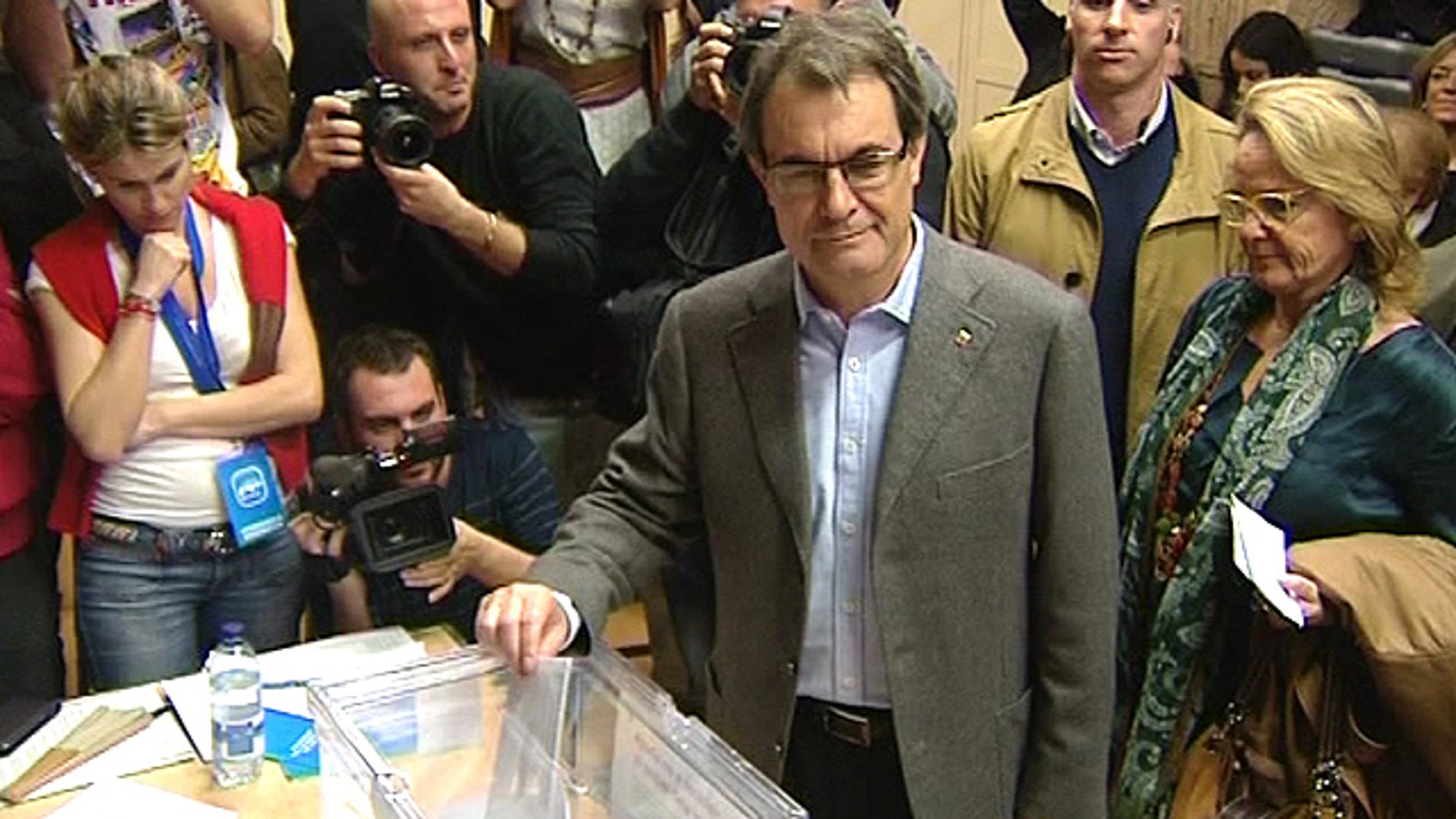 Artur Mas deposita su voto en la urna