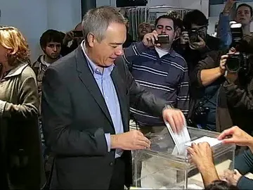 Pere Navarro ejerce su derecho a voto Pere Navarro ejerce su derecho a voto
