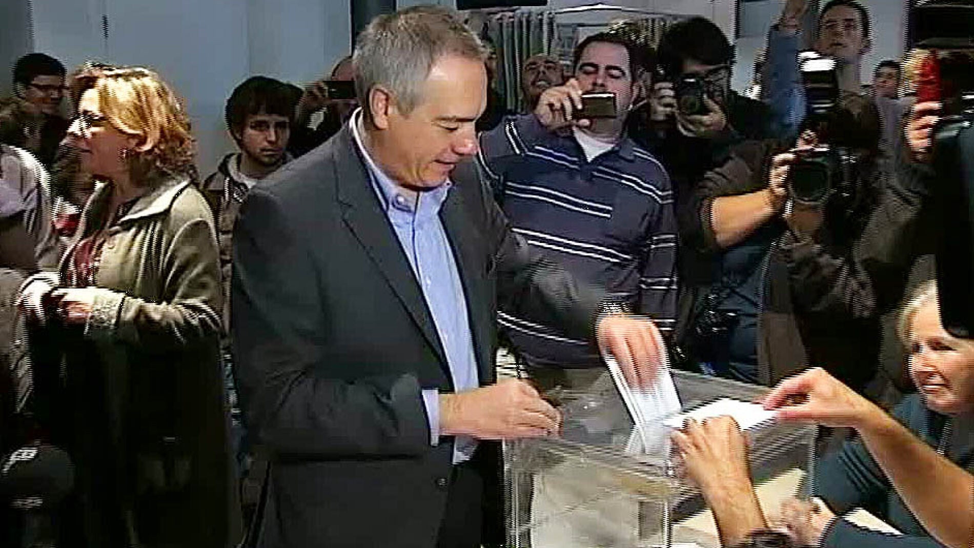 Pere Navarro ejerce su derecho a voto
