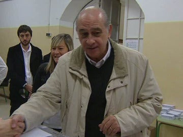 El ministro del Interior vota en Cataluña