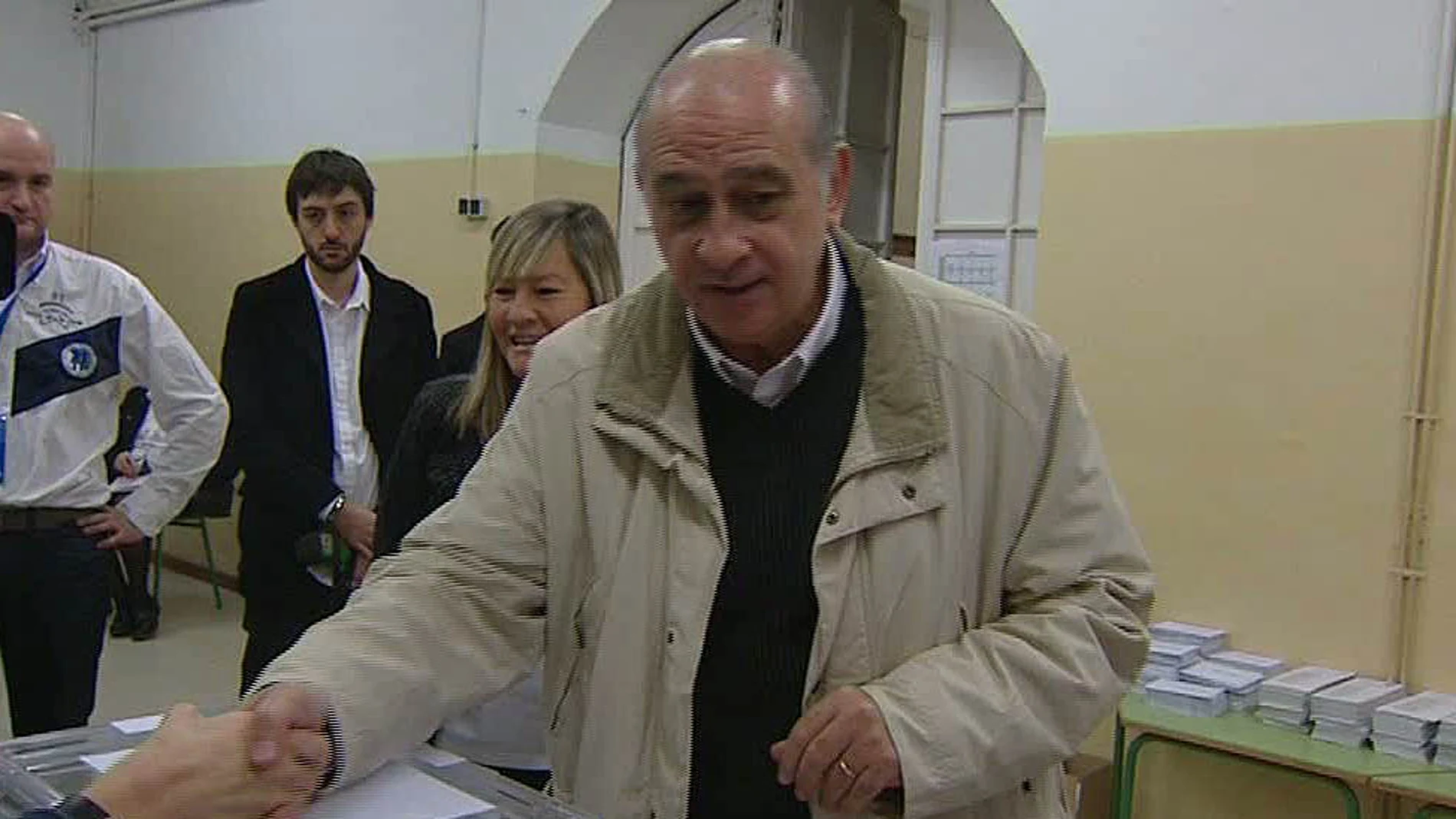 El ministro del Interior vota en Cataluña