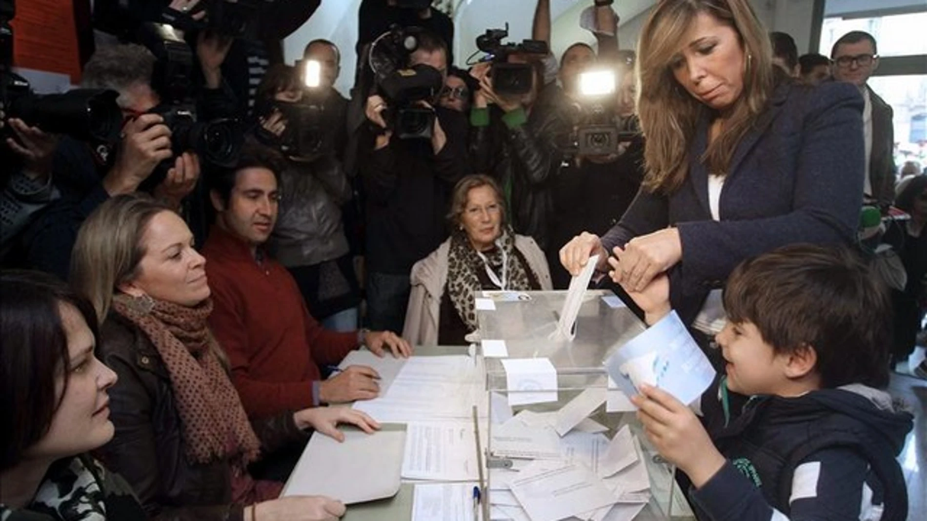 La candidata deposita su voto, en compañía de su hijo Manuel