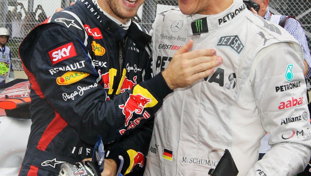Vettel se r&iacute;e con Schumacher