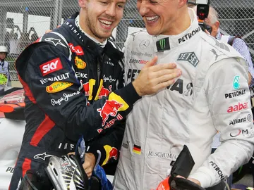 Vettel se ríe con Schumacher Vettel se ríe con Schumacher