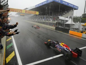Vettel llega a meta en Brasil Vettel llega a meta en Brasil