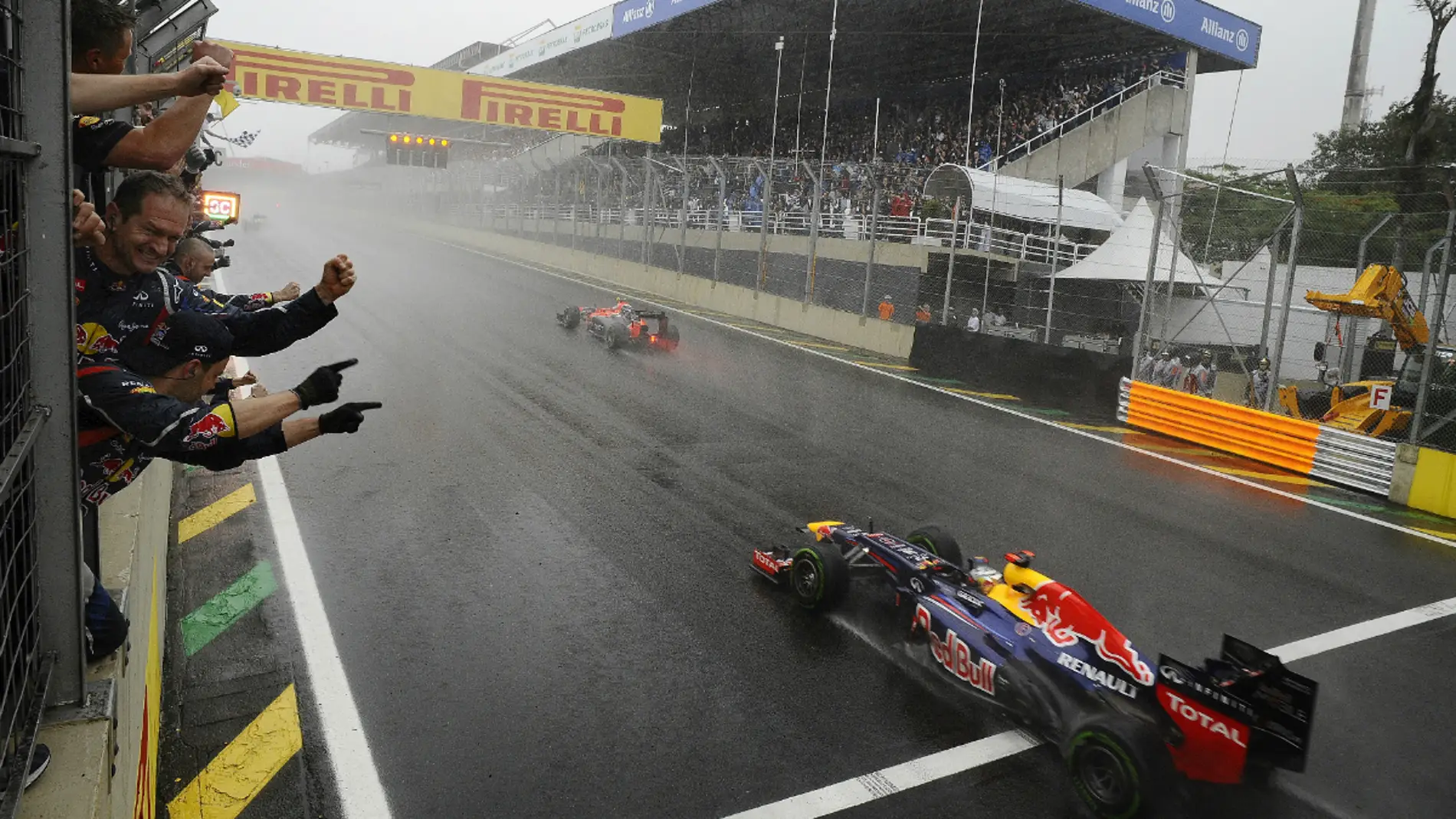 Vettel llega a meta en Brasil