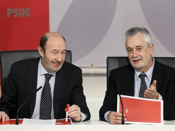 Rubalcaba y Pere Navarro tras las elecciones en Cataluña Rubalcaba y Pere Navarro tras las elecciones en Cataluña