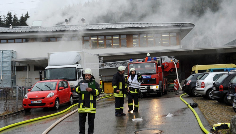  Un grupo de bomberos tratan de apagar un incendio en un taller de discapacitados