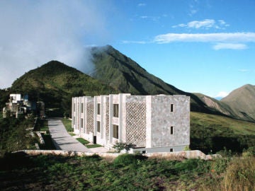 Hotel sobre la cima del cráter