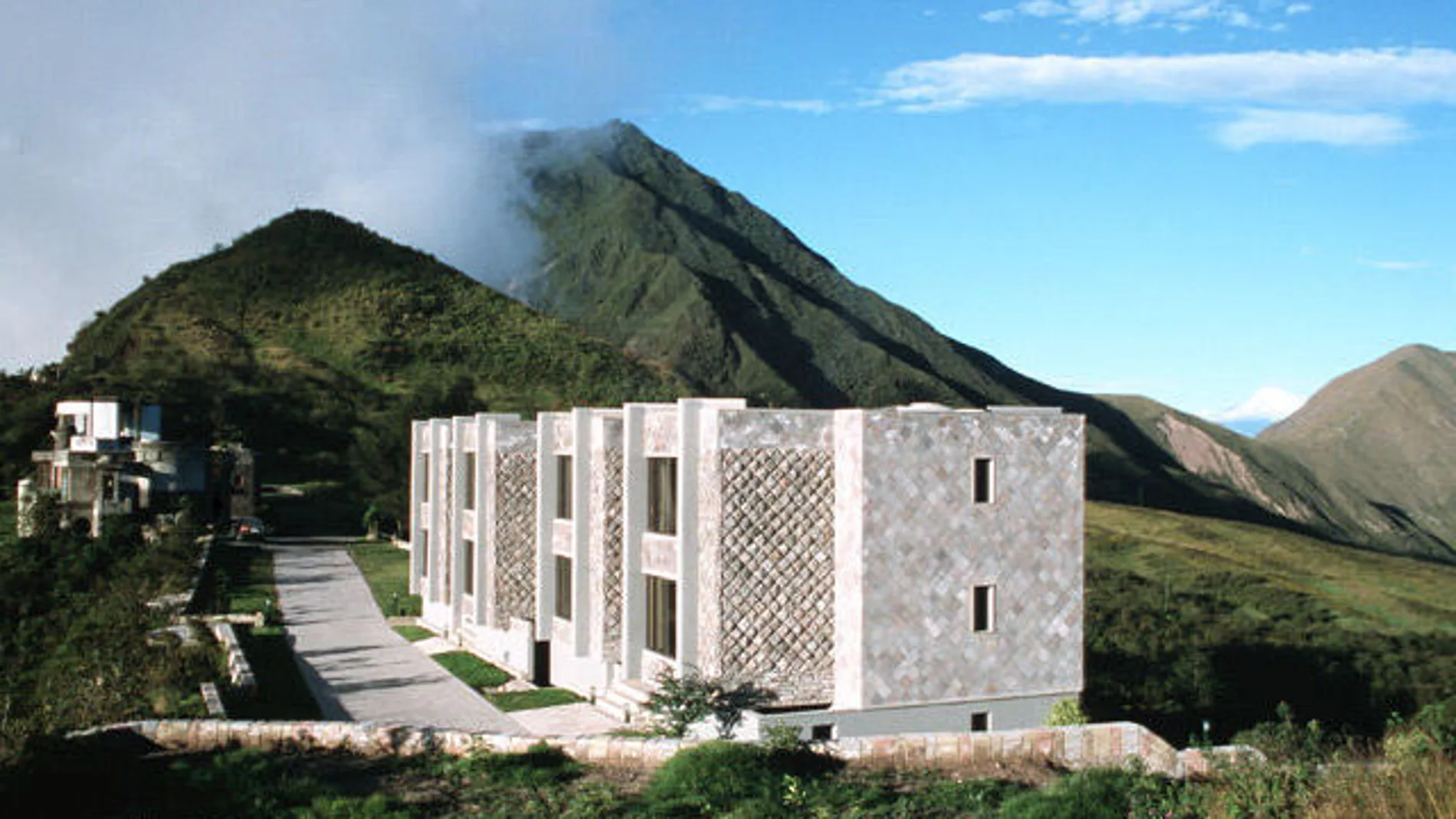 Hotel sobre la cima del cráter Hotel sobre la cima del cráter