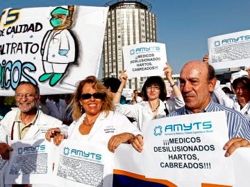 Profesionales sanitarios ante el hospital de La Paz en una imagen de archivo