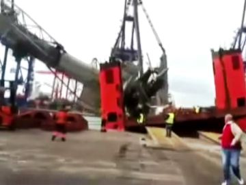 Cae una grúa móvil en el Puerto de Valencia cuando iba a cargar la mercancía en un barco