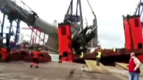 Cae una gr&uacute;a m&oacute;vil en el Puerto de Valencia cuando iba a cargar la mercanc&iacute;a en un barco