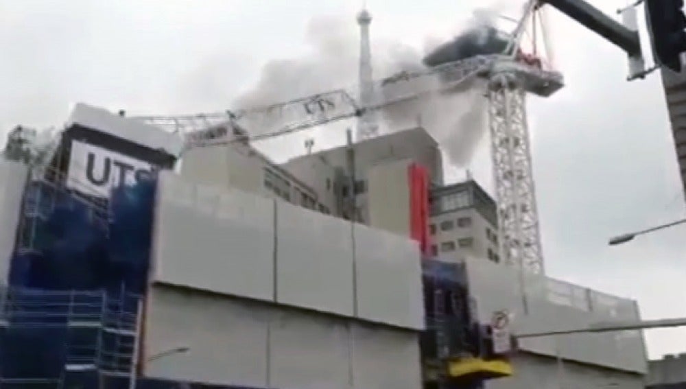 Una grúa impacta con un edificio en Australia