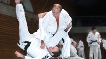 Vladimir Putin durante un combate de judo