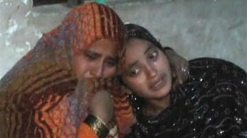 Dos mujeres lloran en la India