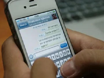 Móvil usando whatsapp Móvil usando whatsapp