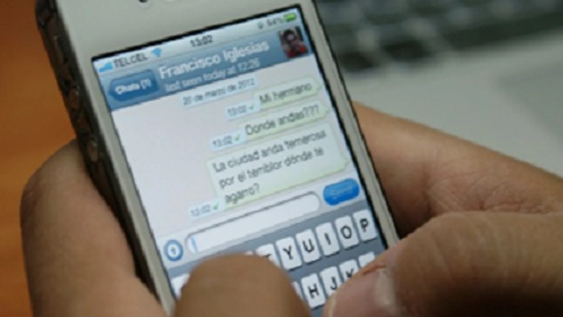Móvil usando whatsapp Móvil usando whatsapp