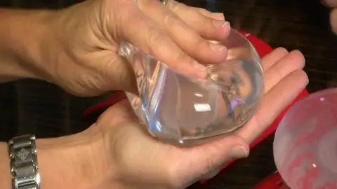 Prótesis de mama con agua salina Prótesis de mama con agua salina