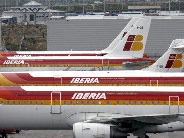 Varios aviones de la compañía Iberia en el aeropuerto de Barajas