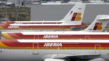 Varios aviones de la compañía Iberia en el aeropuerto de Barajas