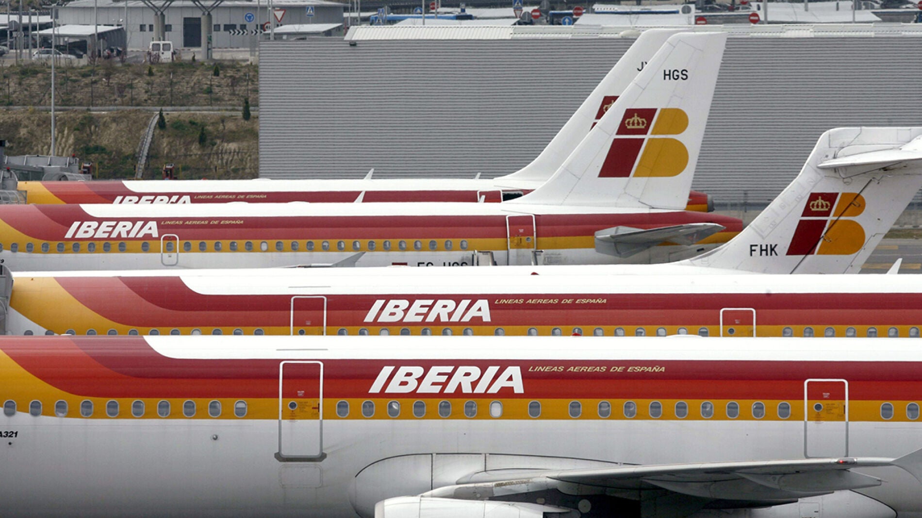 Varios aviones de la compa&ntilde;&iacute;a Iberia en el aeropuerto de Barajas