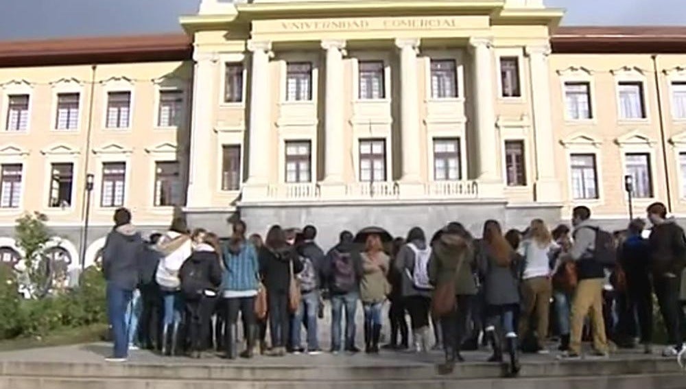 Estudiantes protestan ante la Universidad de Deusto