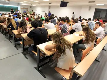 Estudiantes durante un examen Estudiantes durante un examen