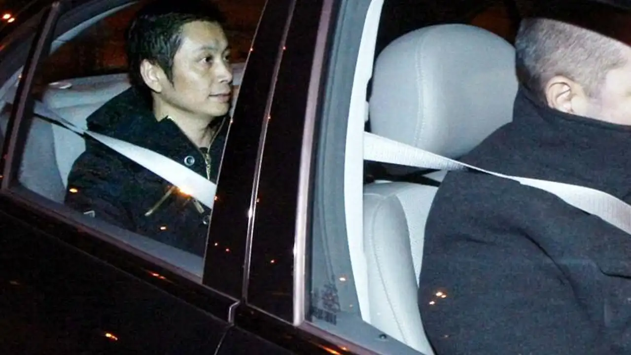 Familiares y amigos de Gao Ping le reciben en su casa tras salir de prisión.