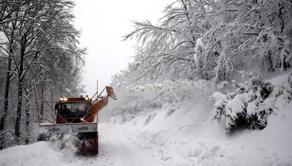 Una tolva despeja de nieve la NA-7510 en Aralar, Navarra