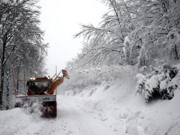 Una tolva despeja de nieve la NA-7510 en Aralar, Navarra