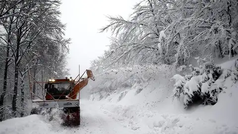 Una tolva despeja de nieve la NA-7510 en Aralar, Navarra Una tolva despeja de nieve la NA-7510 en Aralar, Navarra