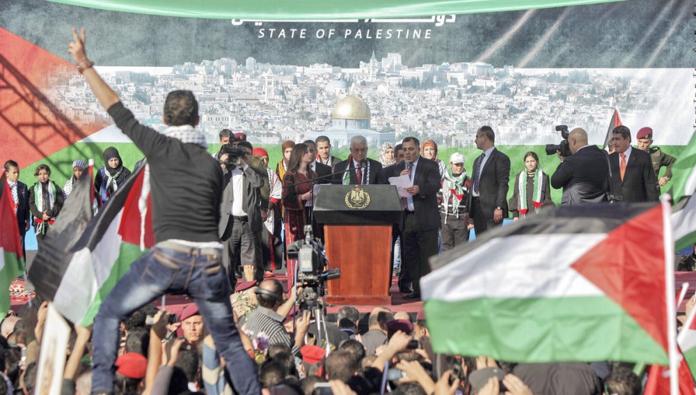 Abbas es recibido por una multitud