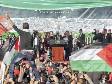 Abbas es recibido por una multitud