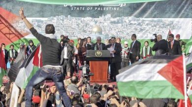 Mahmud Abbas es recibido por una multitud tras el reconocimiento de Palestina
