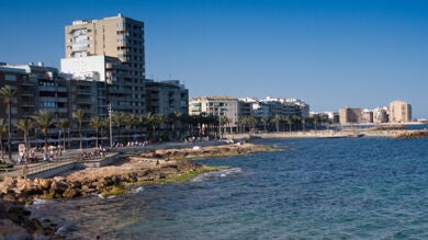 Un bañista tendrá que pagar 150 euros de multa por dejar una sombrilla para reservar sitio en Torrevieja