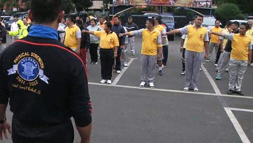 Los policías indonesios haciendo ejercicio físico