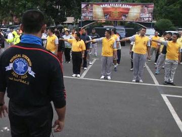 Los policías indonesios haciendo ejercicio físico