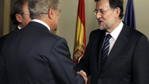 Mariano Rajoy saluda a Posada y Garc&iacute;a-Escudero